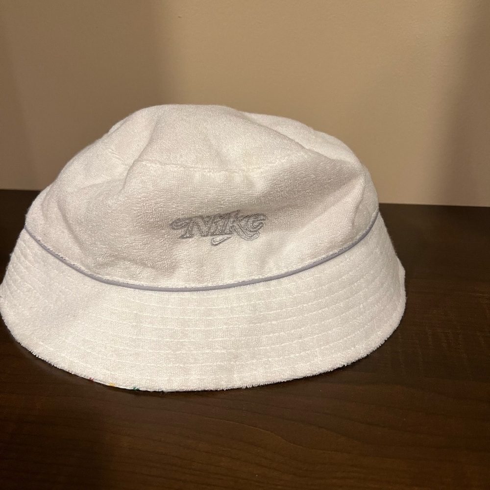 Nike White Bucket Hat - Picture 1 of 4